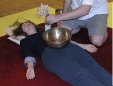 Bei der Klangmassage werden die Klangschalen auf dem Körper angerieben