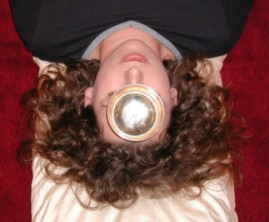 Klangmassage mit Zen-Schale auf der Stirn